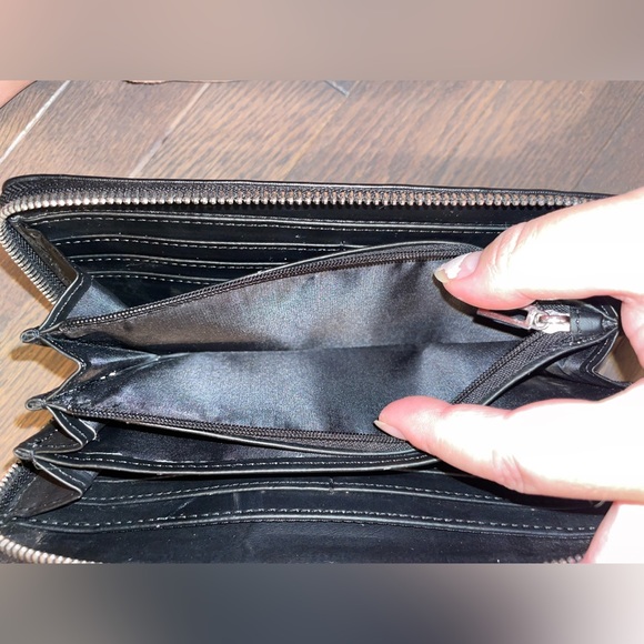 Vintage Black Guess Clutch Wallet Wristlet zipper many compartments card holder - Picture 8 of 16